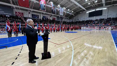 Karabük’te 23 Nisan coşkusu: Miniklerin gösterisi salonlara sığmadı
