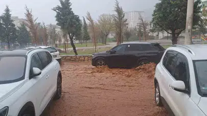 Silvan'da kabus dolu anlar: Sağanak sele dönüştü, araçlar sular altında kaldı