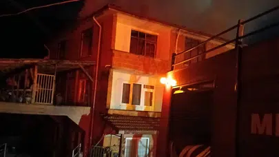 Mengen'de geceyi aydınlatan korku dolu anlar: 3 katlı binadan geriye enkaz kaldı