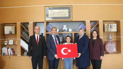 Kütahya’nın gururu oldu: Türkiye birincisi minik şair makamda ağırlandı