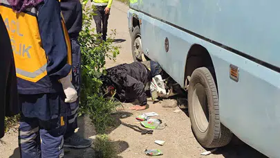 Minibüsün altına giren motosikletli için nefes kesen operasyon: Saniyelerle yarışıp kurtardılar
