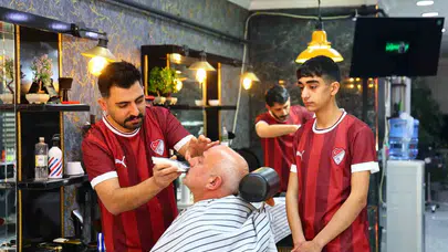 Şehrin kalbi bordo-beyaz atıyor: Esnaftan Elazığspor’a şampiyonluk desteği