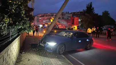 Manavgat'ta korkutan kaza: Direksiyon hakimiyetini kaybetti, direğe çarparak durabildi