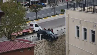 Darende’de korku dolu anlar: İstinat duvarında asılı kalan araç faciayı teğet geçti