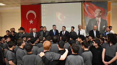 Gençlere "Türkiye Yüzyılı" mesajı: Şaban Çopuroğlu tecrübelerini öğrencilerle paylaştı