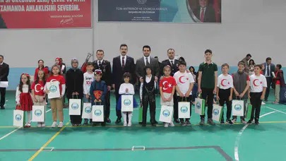Hava muhalefeti coşkuyu engelleyemedi: Manyas’ta 23 Nisan salonlara taştı