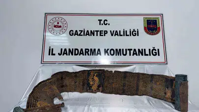 Gaziantep'te film sahnelerini aratmayan operasyon: Piton derisi üzerine altın işlemeli gizemli kitap yakalandı