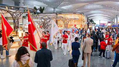 Dünyanın buluşma noktası İstanbul Havalimanı’nda 23 Nisan coşkusu: Yolcular bayram sevincine ortak oldu