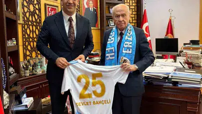 Bahçeli’nin makamında Dadaş rüzgarı: Süper Lig coşkusunu formayla taçlandırdı