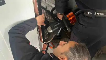 Antakya'da yürekleri ağza getiren kurtarma operasyonu: Demirlerin arasına sıkışan minik dostu itfaiye kurtardı