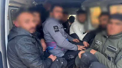 Hatay'da insanlık dışı yolculuğa polis engeli: Balık istifi taşınan 10 göçmen yakalandı