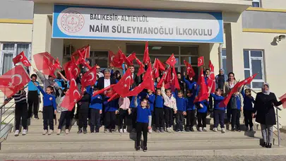 Eğitim camiasında birlik mesajı: Okullarda ay yıldızlı bayraklarla güne başladılar