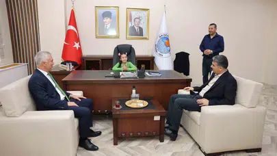Mersin'de 23 Nisan coşkusu: Minik Buğlem koltuğa oturdu, ilk işi parkı yeniletmek oldu
