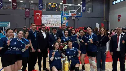 Filede fırtına gibi estiler: BARÜ’nün Kazak öğrencileri kupayı Bartın’a getirdi