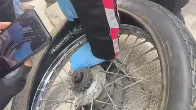 Polise "teslim olacağım" dedi, lastiğin içinden çıkanlar şoke etti: Kendi ayağıyla yakayı ele verdi