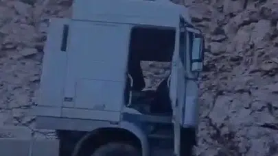 Siirt-Batman yolunda korkutan kaza: Kontrolden çıkan tır şarampole uçtu