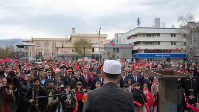 Erzincan’da 23 Nisan coşkusu: Minik başkan koltuğa oturdu, şehitler dualarla anıldı