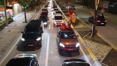 Aksaray’da derbi zaferi sokaklara taştı: Sarı-kırmızılı taraftarlar şampiyonluk havasına girdi