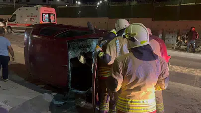 Edirne'de korku dolu anlar: Refüje çarpan otomobil yan yattı, araçtakiler içeride sıkıştı