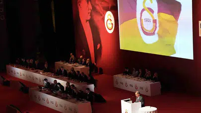 Dursun Özbek'ten derbi hakemine sert tepki: Sinir uçlarımızla oynuyorlar