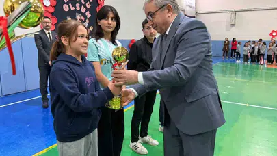 Şuhut’ta miniklerin bayram coşkusu: Protokol ve veliler çocukların gösterilerine hayran kaldı