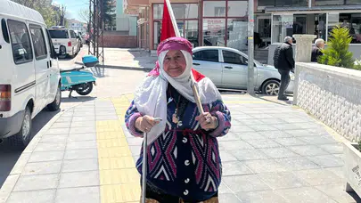 Yağmur çamur dinlemiyor, her bayram meydanlara koşuyor: 75 yaşındaki Satı Teyze'nin bitmek bilmeyen vatan aşkı