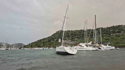 Bodrum’da fırtına etkili oldu, 2 tekne karaya oturdu