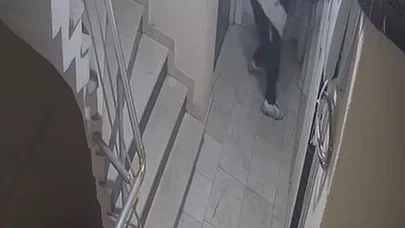 Hırsız değil intikamcı! Giremediği evin kapısına tuvaletini yapıp kaçtı
