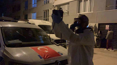 Komşuların kokulardan rahatsız olduğu daireden genç adamın cesedi çıktı