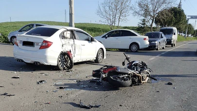 Tekirdağ'da dehşet anları: Motosiklet otomobile saplandı, parçalar yola savruldu!