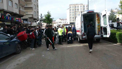 Motosikletin yayalara çarptığı kaza kamerada: Baba ve bebeği yaralandı