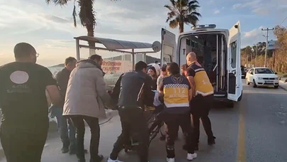 Otomobille çarpışan motosiklet durağa daldı: 2 yaralı