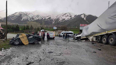 Yağış felaketi getirdi: Tatvan'da tır otomobili biçti, can kayıpları var...