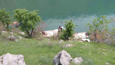 Unuttuğu eşyası için geri dönmüştü... Fırat Nehri'nde saniyeler içinde kayboldu
