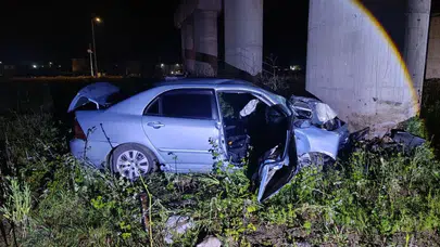 Karasu'da korkutan kaza: Köprü ayağına çarpan otomobildeki 2 kişi hastanelik oldu