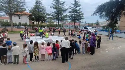 Trafik kurallarını oyunla öğrendiler: Pazaryeri’nde miniklerden büyük adımlar