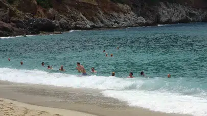 Alanya'da tatil bereketi: Kleopatra Plajı'nda adım atacak yer kalmadı