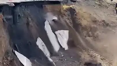 Beylikdüzü’nde korkutan anlar: İnşaat sahasının yanındaki yol bir anda çöktü