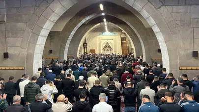 Kayseri’de bayram sabahı: Protokol ve vatandaşlar Hunat Camii’nde buluştu