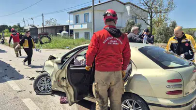 Susurluk yolunda can pazarı: İki otomobil hurdaya döndü, 3’ü ağır 6 kişi hastanelik oldu