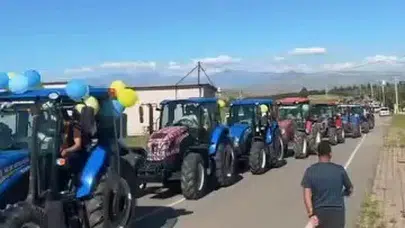 Lüks araçları unuttular: Siirt’te düğün konvoyu traktörlerle kuruldu