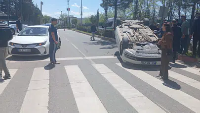 Siirt'te korkunç kaza: Otomobil takla attı, sürücüler araçta mahsur kaldı