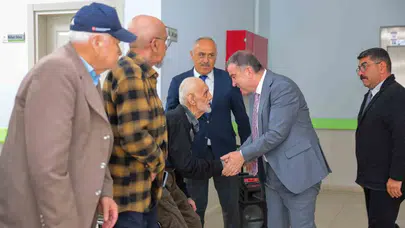 Bayburt’ta bayram coşkusu: Büyüklerin elleri öpüldü, gönüller hoş tutuldu