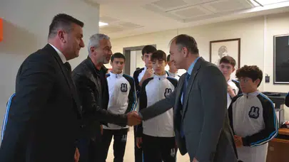 Erzurum’un gururu Sivas yolcusu: Futsalın yıldızları İl Müdürü Çakmur’u ziyaret etti