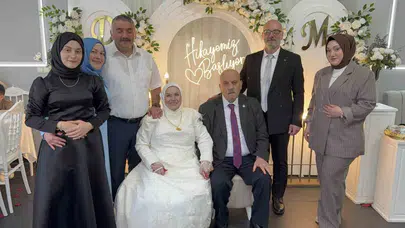 Yarım asırlık hasret düğün salonunda bitti: 76 yaşındaki damat ve 65 yaşındaki gelin herkesi duygulandırdı