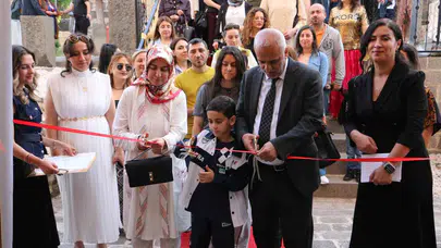 Çöpe gidecekler sanatla hayat buldu: Minik ellerden tarihi mekanda büyüleyici dokunuş