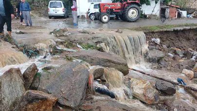 Manisa’da kabus dolu saatler: Sel otomobili yuttu, tarım arazileri beyaza büründü