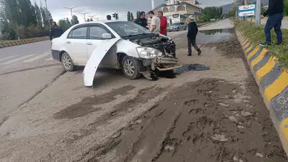 Muş kara yolunda korkutan kaza: Kavşakta çarpıştılar