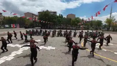 Başkent sokaklarının koruyucuları sahnede: Yunuslardan 19 Mayıs’a özel nefes kesen şov