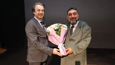 Ahmet Yenilmez’den Zonguldak’ta Vefa Dolu Performans: Safahat Sahneye Taşındı